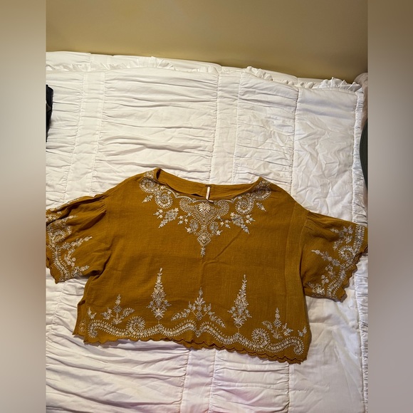 Free People Tops - Loose fitting, slightly cropped, beautiful free people top!